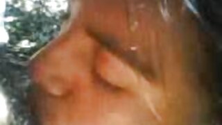 Համեղ շիկահեր ճուտիկը Քայլա Կայդենը պառկվում է թեժ մարզվելուց հետո
