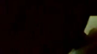 Թափթփուկ պոռնիկ Թրիքսին հյութեղ աքաղաղն է ծծում իր բերանում համեղ սերմ ստանալու համար