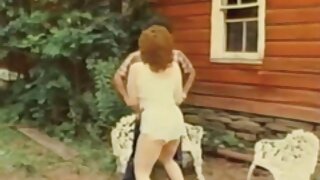 Շոգեխաշած ճապոնացի գեղեցկուհին կրկնակի ծաղրում է երկու գրգռված ֆոկերի բերանը MMF սեքս-հոլովակում